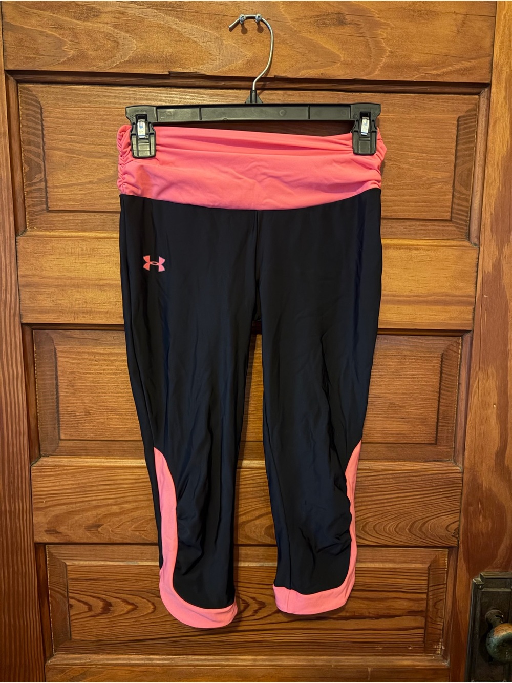 Under Armour Black & Pink Athletic Capris size S women’s activewear NWOT